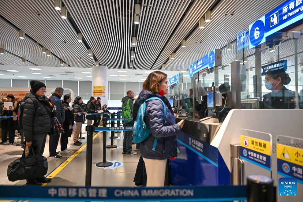 Penumpang beratur untuk prosedur imigresen di Pelabuhan Asal Persiaran Antarabangsa Tianjin, utara China, 3 Mac 2026. (Xinhua/Sun Fanyue)