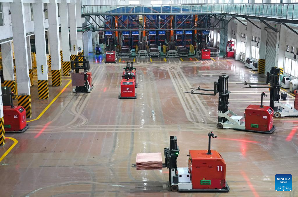 Robot memindahkan plat tembaga di bengkel elektrolisis pintar Guixi Smelter di bandar Yingtan, provinsi Jiangxi, timur China, 21 Januari 2026. (Xinhua/Wan Xiang)