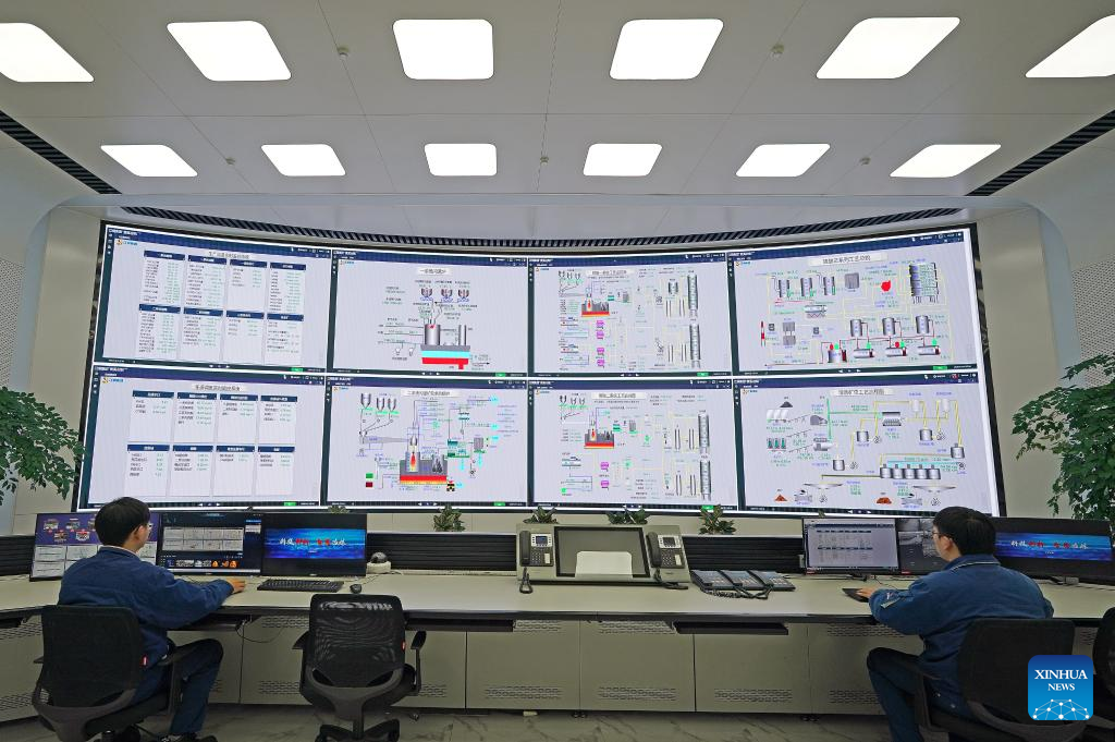 Pekerja memantau data pengeluaran dalam masa nyata di pusat penghantaran pintar Guixi Smelter di bandar Yingtan, provinsi Jiangxi, timur China, 21 Januari 2026. (Xinhua/Wan Xiang)