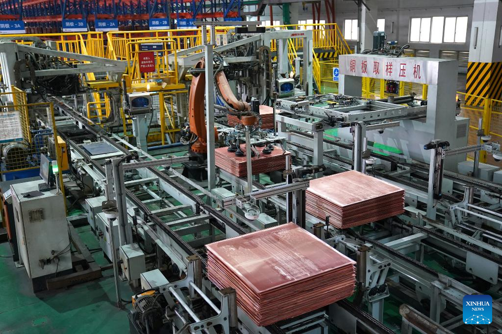 Lengan robotik menimbang dan membungkus plat tembaga yang sudah siap di bengkel elektrolisis pintar Guixi Smelter di bandar Yingtan, provinsi Jiangxi, timur China, 21 Januari 2026. (Xinhua/Wan Xiang)
