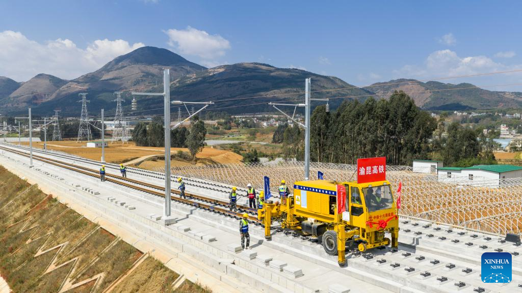 Foto dron bertarikh 18 Mac 2026 ini menunjukkan kerja-kerja pemasangan trek di tapak pembinaan kereta api laju Chongqing-Kunming di kaunti Songming, Kunming, provinsi Yunnan, barat daya China. (Xinhua/Hu Chao)