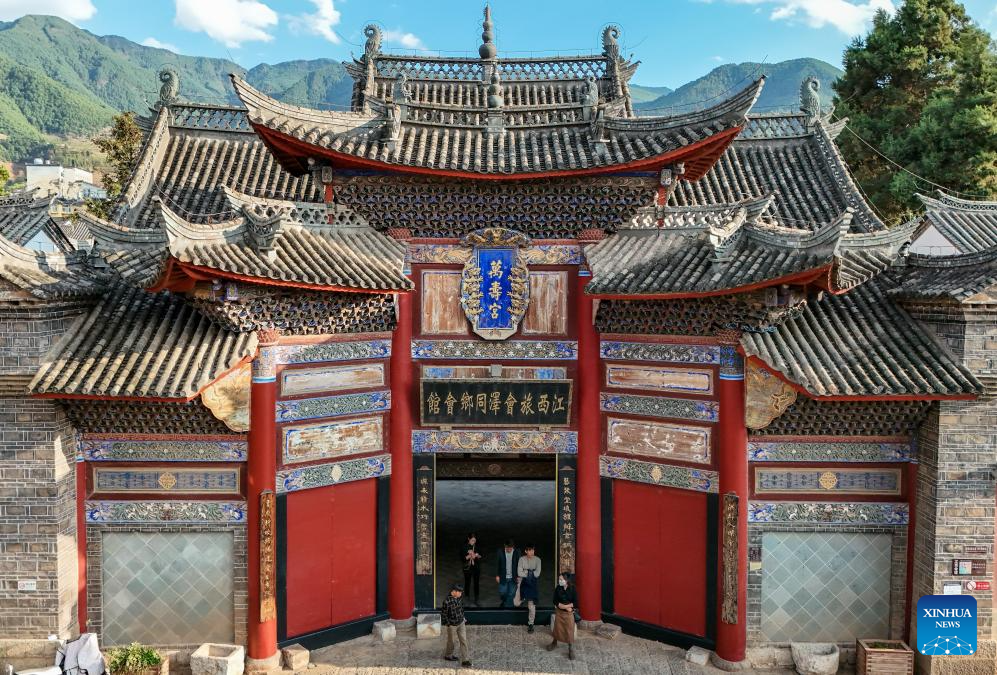 Foto dron menunjukkan orang melawat kota purba Huize di bandar Qujing, provinsi Yunnan, barat daya China, 25 Mac 2026. (Xinhua/Peng Yikai)