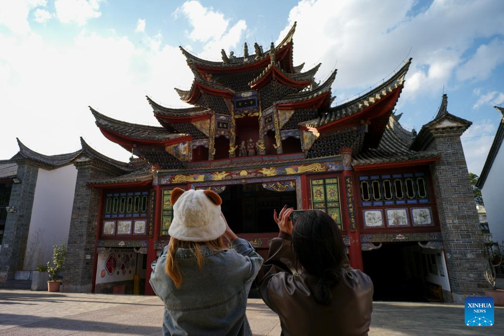 Pelawat mengambil gambar istana Wanshou yang dibina pada Dinasti Qing (1644-1911) di kota purba Huize, bandar Qujing, provinsi Yunnan, barat daya China, 25 Mac 2026. (Xinhua/Zhang Cheng)