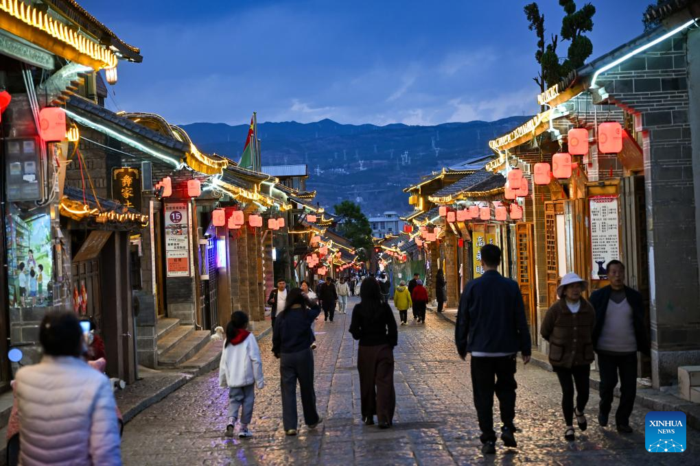 Orang melawat kota purba Huize di bandar Qujing, provinsi Yunnan, barat daya China, 25 Mac 2026. (Xinhua/Zhang Cheng)