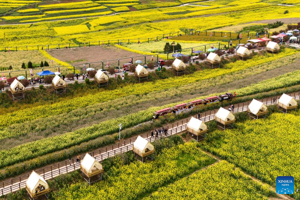 Foto dron bertarikh 27 Mac 2026 ini menunjukkan kereta api persiaran di sebuah tempat peranginan di kampung Huangtang, bandar Hanzhong, provinsi Shaanxi, barat laut China. (Xinhua/Zou Jingyi)