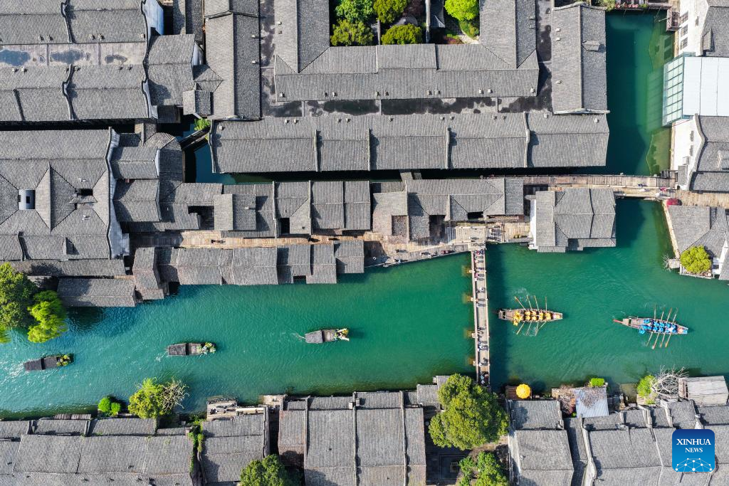 Foto dron bertarikh 1 April 2026 ini menunjukkan sebuah bot pada pesta rakyat di Wuzhen, bandar Tongxiang, provinsi Jiangsu, timur China. (Xinhua/Xu Yu)