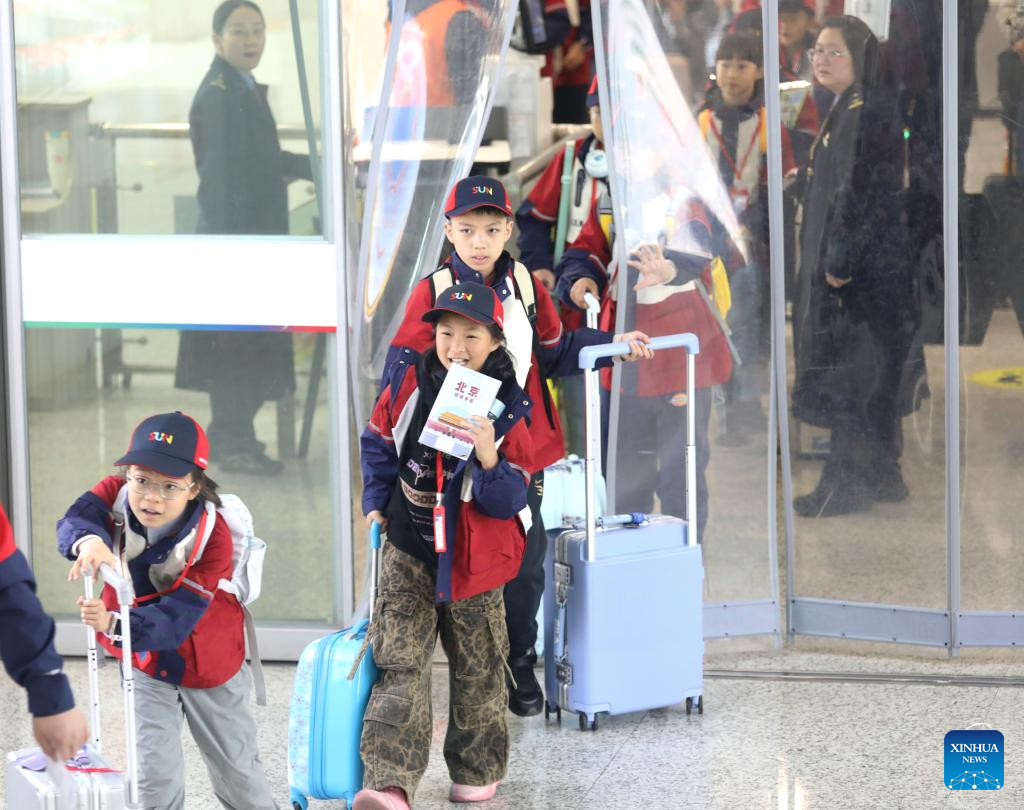 Pelajar beratur untuk mengikuti rombongan di Stesen Kereta Api Utara Changzhou, provinsi Jiangsu, timur China, 1 April 2026. (Chen Wei/Xinhua)