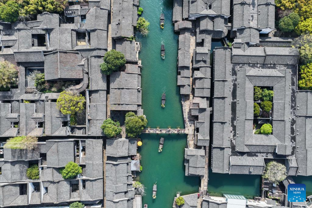Foto dron bertarikh 1 April 2026 ini menunjukkan sebuah bot pada pesta rakyat di Wuzhen, bandar Tongxiang, provinsi Jiangsu, timur China. (Xinhua/Xu Yu)