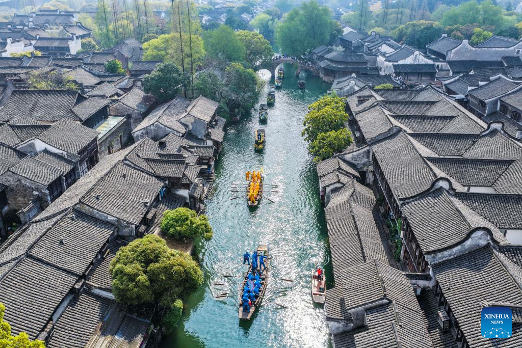 Foto dron bertarikh 1 April 2026 ini menunjukkan sebuah bot pada pesta rakyat di Wuzhen, bandar Tongxiang, provinsi Jiangsu, timur China. (Xinhua/Xu Yu)