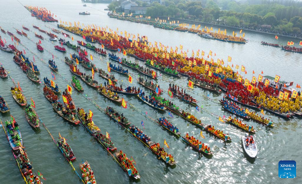 Foto dron bertarikh 6 April 2026 menunjukkan bot bersiap sedia untuk menyertai Festival Bot Qintong di Taman Tanah Basah Negara Qinhu di pekan Qintong, bandar Taizhou, provinsi Jiangsu, timur China. (Foto oleh Yang Yugang/Xinhua)