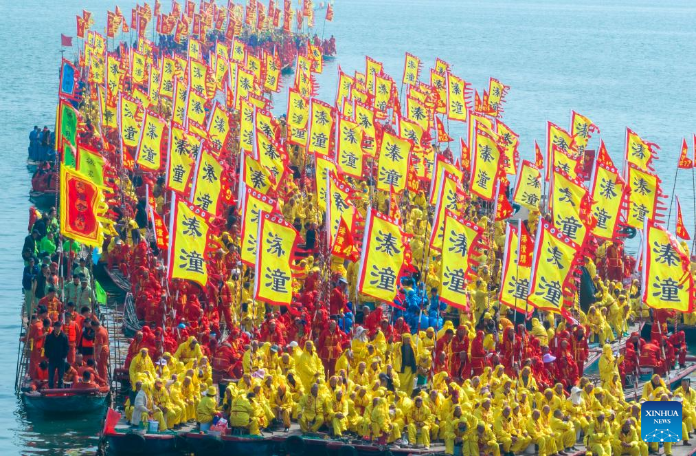 Foto dron bertarikh 6 April 2026 menunjukkan bot bersiap sedia untuk menyertai Festival Bot Qintong di Taman Tanah Basah Negara Qinhu di pekan Qintong, bandar Taizhou, provinsi Jiangsu, timur China. (Foto oleh Yang Yugang/Xinhua)