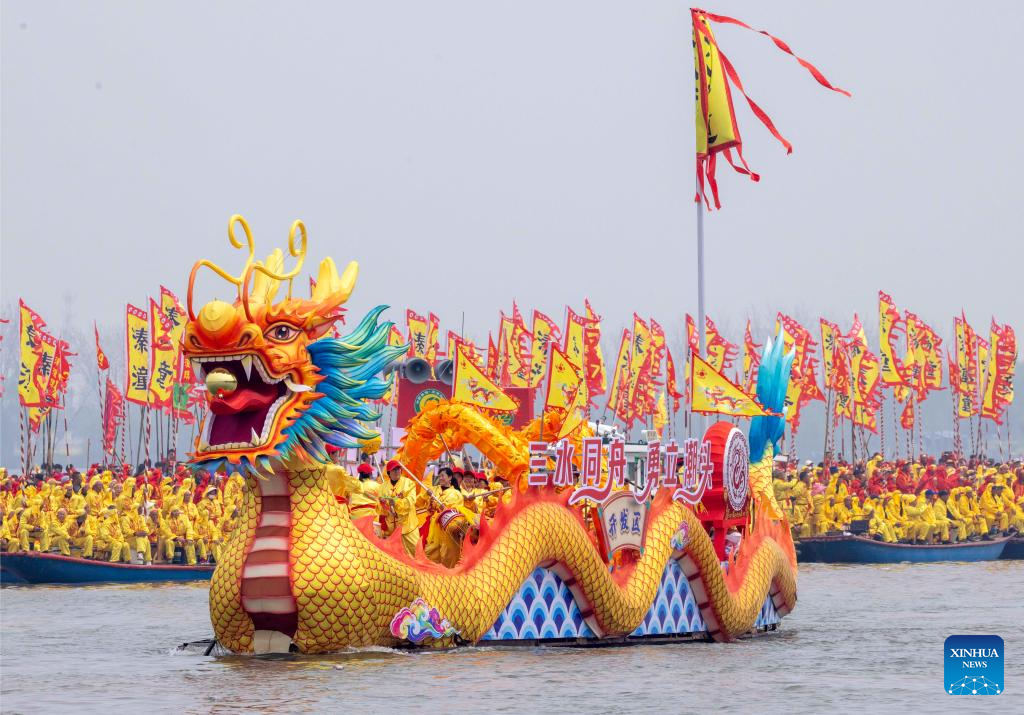 Sebuah bot naga menyertai Festival Bot Qintong di Taman Tanah Basah Negara Qinhu di pekan Qintong, bandar Taizhou, provinsi Jiangsu, timur China, 6 April 2026. (Foto oleh Tang Dehong/Xinhua)