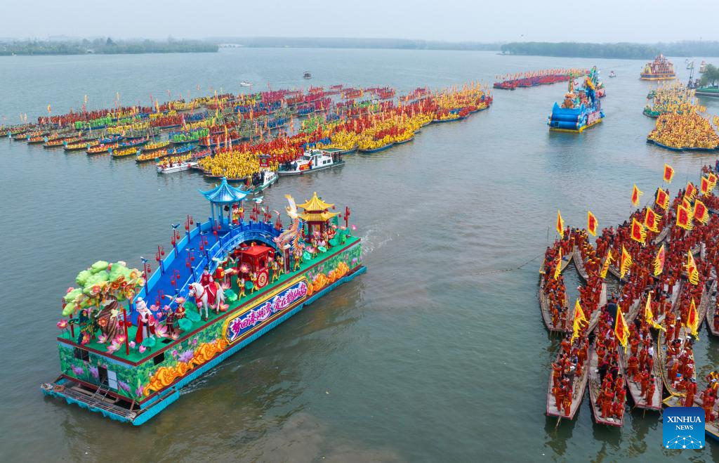  Foto dron bertarikh 6 April 2026 menunjukkan sebuah bot istiadat menyertai Festival Bot Qintong di Taman Tanah Basah Negara Qinhu di pekan Qintong, bandar Taizhou, provinsi Jiangsu, timur China. (Foto oleh Yan Yuming/Xinhua)