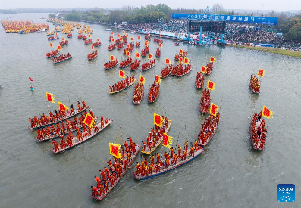 Foto dron bertarikh 6 April 2026 menunjukkan perlumbaan bot pada Festival Bot Qintong di Taman Tanah Basah Negara Qinhu di pekan Qintong, bandar Taizhou, provinsi Jiangsu, timur China. (Foto oleh Tang Dehong/Xinhua)