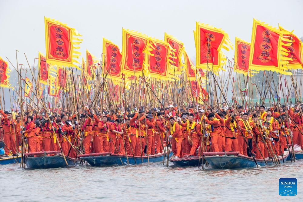 Pengemudi mengayuh bot dengan galah untuk berlumba pada Festival Bot Qintong di Taman Tanah Basah Negara Qinhu di pekan Qintong, bandar Taizhou, provinsi Jiangsu, timur China, 6 April 2026. (Foto oleh Tang Dehong/Xinhua)