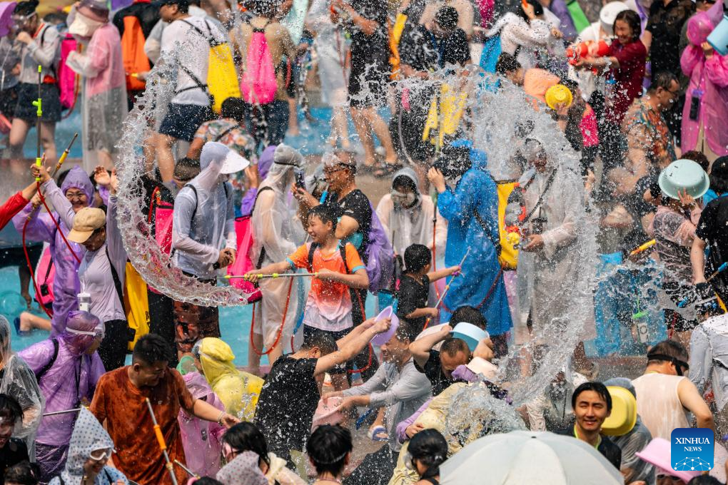 Orang ramai menyambut pesta air di sebuah dataran di Jinghong, kawasan autonomi Dai Xishuangbanna, provinsi Yunnan, barat daya China, 15 April 2026. (Xinhua/Jiang Wenyao)