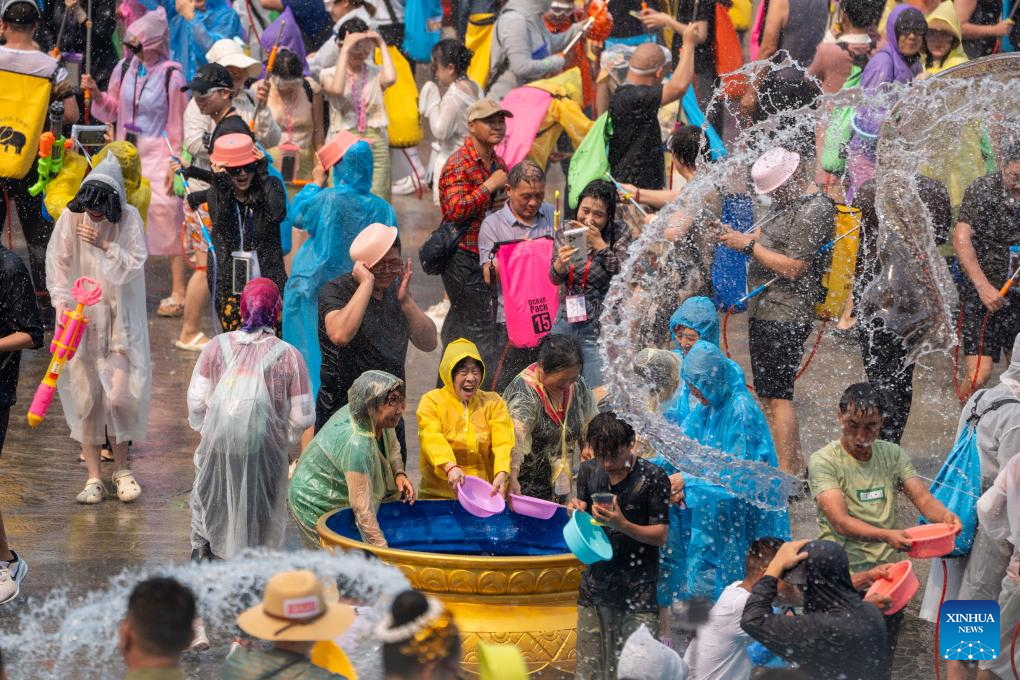 Orang ramai menyambut pesta air di sebuah dataran di Jinghong, kawasan autonomi Dai Xishuangbanna, provinsi Yunnan, barat daya China, 15 April 2026. (Xinhua/Jiang Wenyao)