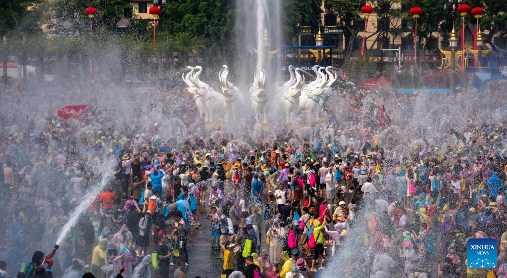 Orang ramai menyambut pesta air di sebuah dataran di Jinghong, kawasan autonomi Dai Xishuangbanna, provinsi Yunnan, barat daya China, 15 April 2026. (Xinhua/Jiang Wenyao)