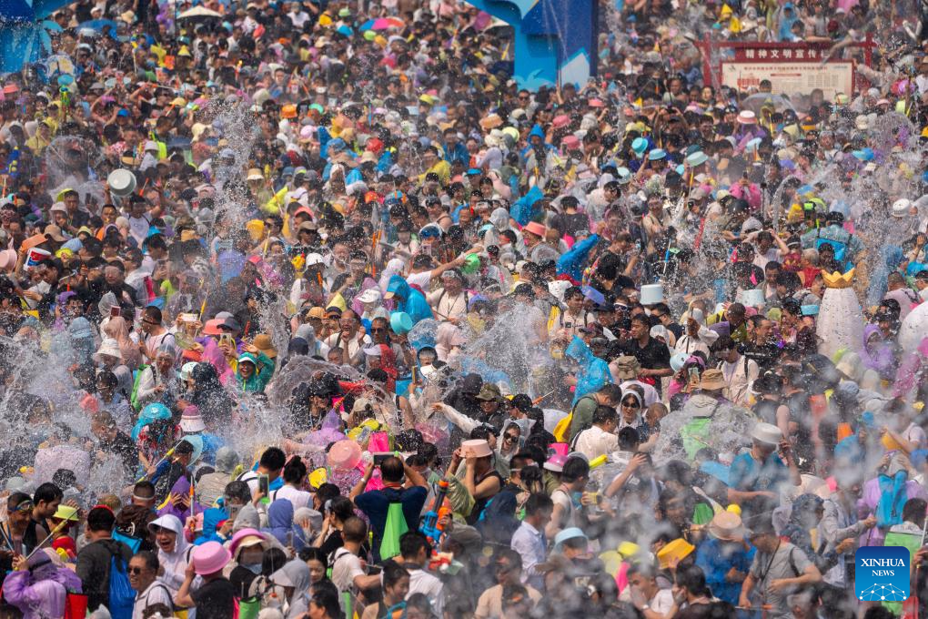 Orang ramai menyambut pesta air di sebuah dataran di Jinghong, kawasan autonomi Dai Xishuangbanna, provinsi Yunnan, barat daya China, 15 April 2026. (Xinhua/Jiang Wenyao)
