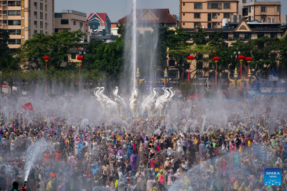 Orang ramai menyambut pesta air di sebuah dataran di Jinghong, kawasan autonomi Dai Xishuangbanna, provinsi Yunnan, barat daya China, 15 April 2026. (Xinhua/Jiang Wenyao)