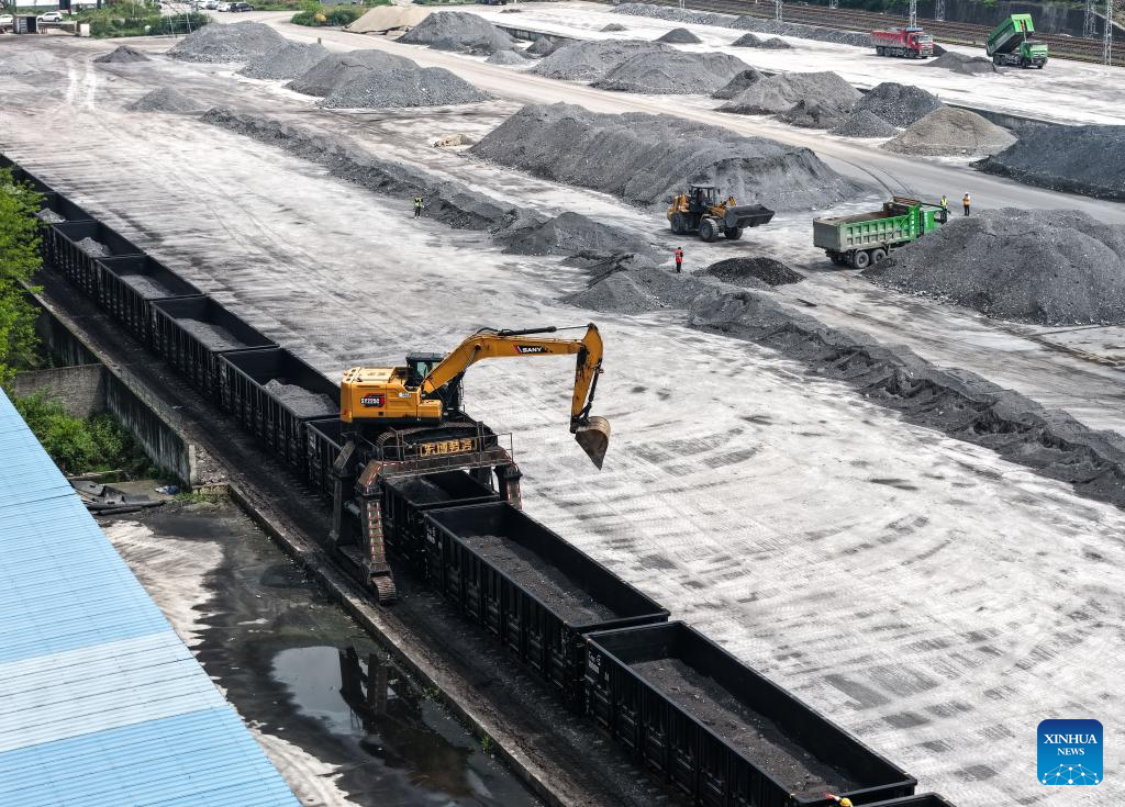 Foto dron bertarikh 16 April 2026 menunjukkan pekerja memunggah bahan mentah baja di Stesen Kereta Api Niuchang di laluan Rel Weng'an-Machangping, provinsi Guizhou, barat daya China. (Xinhua/Yang Wenbin)
