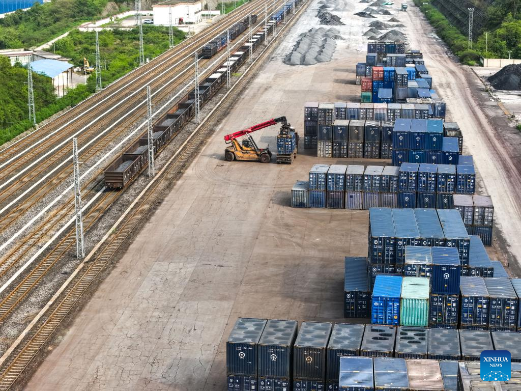 Foto dron bertarikh 16 April 2026 menunjukkan pekerja memunggah bahan mentah baja di Stesen Kereta Api Niuchang di laluan Rel Weng'an-Machangping, provinsi Guizhou, barat daya China. (Xinhua/Yang Wenbin)