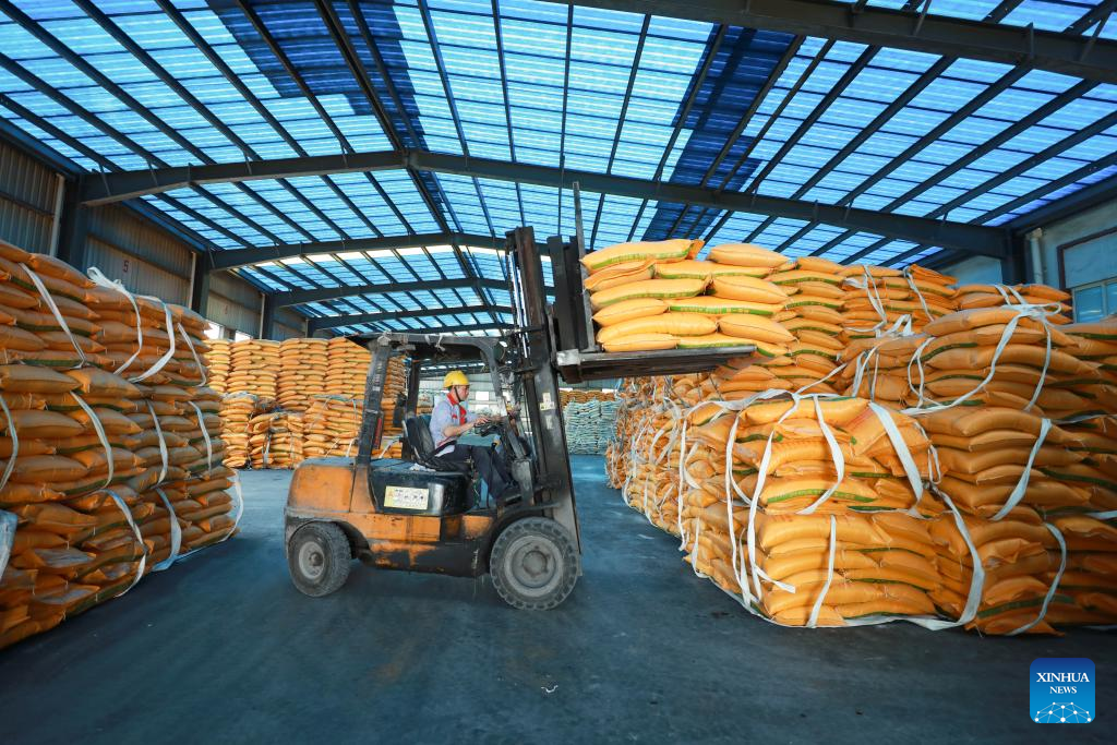 Seorang pekerja memindahkan baja di sebuah syarikat baja di kaunti Weng’an, provinsi Guizhou, barat daya China, 16 April 2026. (Xinhua/Xiao Wei)