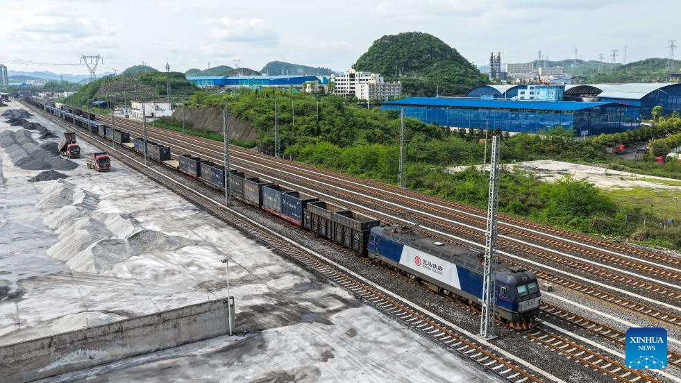 Foto dron bertarikh 16 April 2026 menunjukkan sebuah kereta api berisi bahan-bahan pertanian di Stesen Kereta Api Niuchang di laluan Rel Weng'an-Machangping, provinsi Guizhou, barat daya China. (Xinhua/Yang Wenbin)