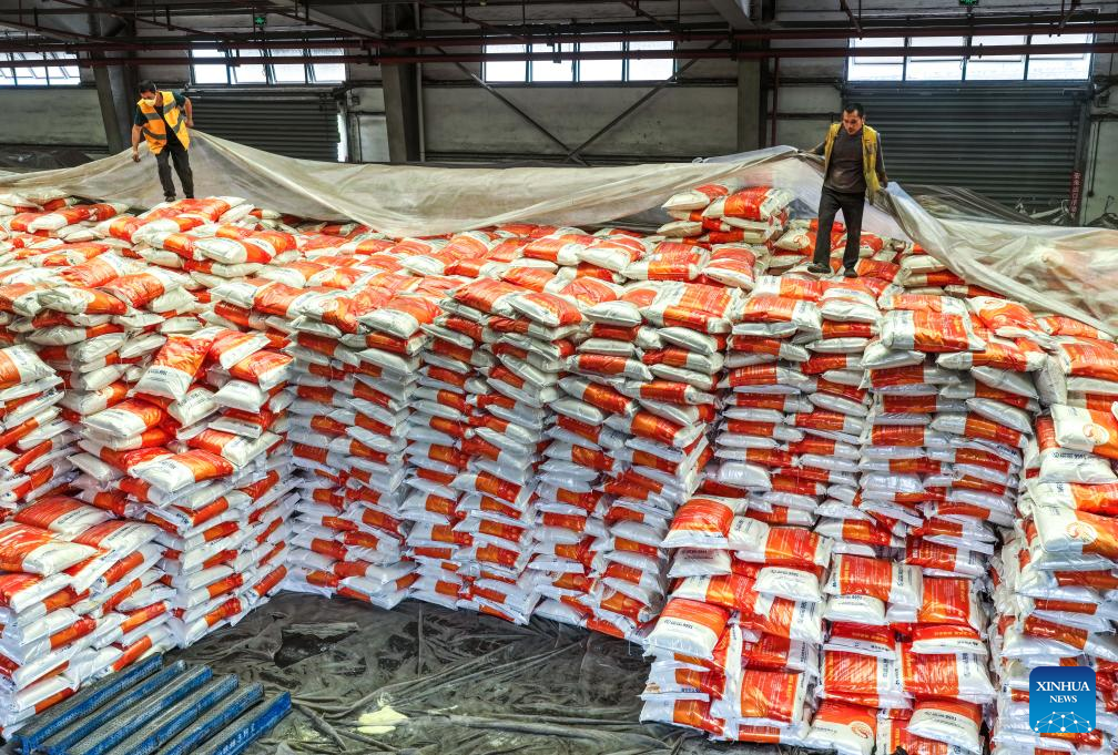 Pekerja menutup baja dengan pelitup di sebuah stor di Stesen Kereta Api Niuchang di laluan Rel Weng'an-Machangping, provinsi Guizhou, barat daya China, 16 April 2026. (Xinhua/Yang Wenbin)