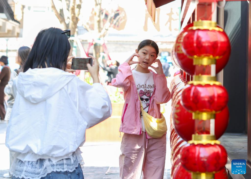 Pengunjung mengambil gambar di sebuah blok sejarah dan budaya di Changchun, provinsi Jilin, timur laut China, 29 April 2026. (Xinhua/Yan Linyun)
