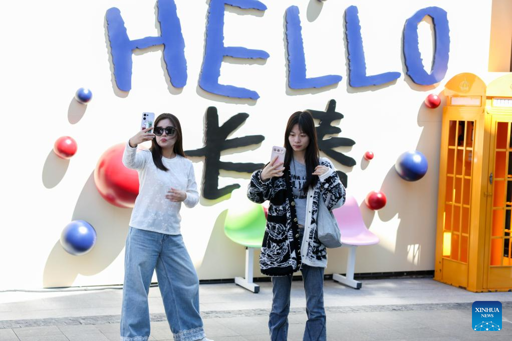 Orang berswafoto di sebuah blok sejarah dan budaya di Changchun, provinsi Jilin, timur laut China, 29 April 2026. (Xinhua/Yan Linyun)
