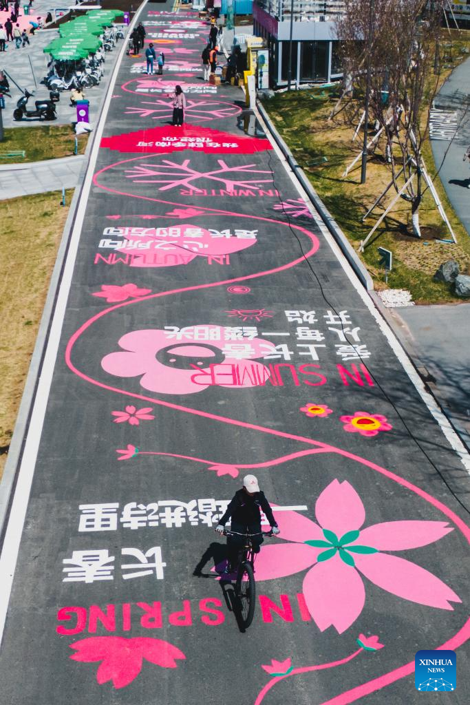 Foto udara bertarikh 26 April 2026 ini menunjukkan seorang penduduk berbasikal di sebuah jalan berwarna-warni di Changchun, provinsi Jilin, timur laut China. (Xinhua/ Xu Chang)