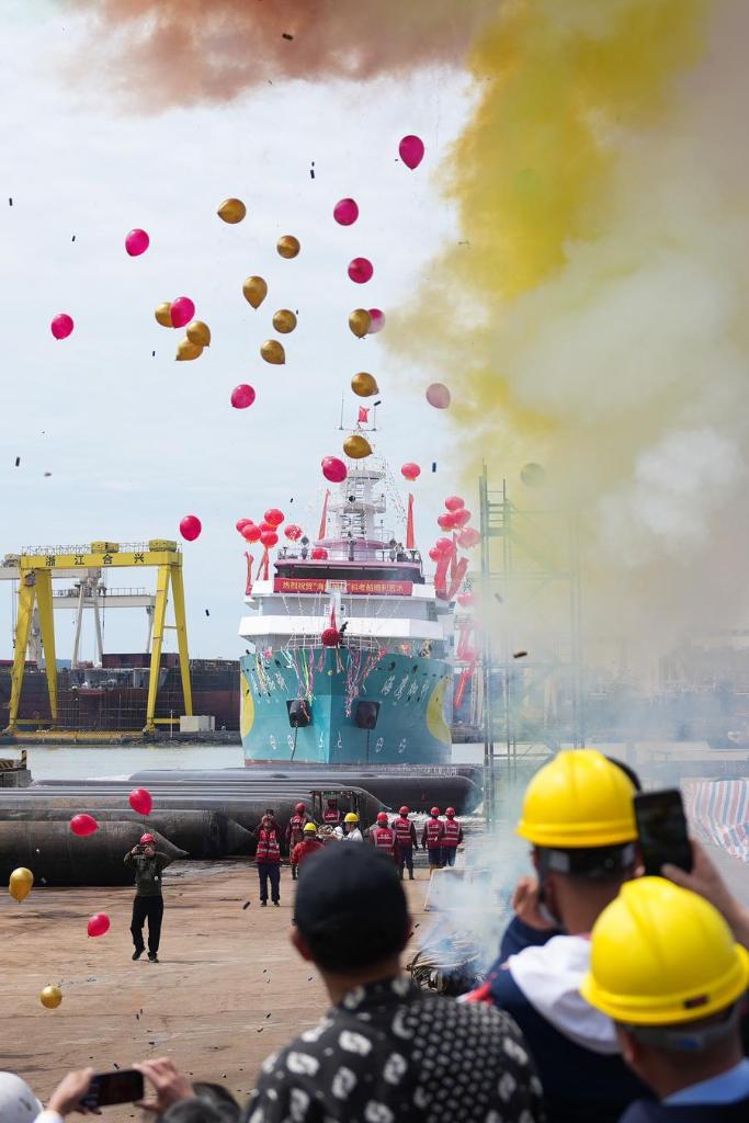 Satu upacara pelancaran diadakan untuk kapal penyelidikan saintifik pertama China yang dibina dengan modal swasta, R/V Haiying Surveyor, di Wenling, provinsi Zhejiang, timur China, 5 Mei 2026. (Xinhua/Huang Zongzhi)