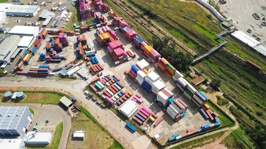 Foto dron pada 26 April 2026 menunjukkan kontena di sebuah hab perindustrian di Johannesburg, Afrika Selatan. (Foto oleh Chen Wei/Xinhua)