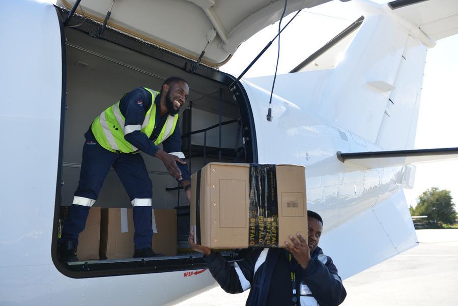 Pekerja memunggah barang di Lapangan Terbng Antarabangsa O.R. Tambo di Johannesburg, Afrika Selatan, 29 April 2026. (Foto oleh Jiang Guopeng/Xinhua)