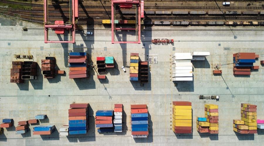 Foto dron pada 26 April 2026 menunjukkan kontena di sebuah hab perindustrian di Johannesburg, Afrika Selatan. (Foto oleh Chen Wei/Xinhua)