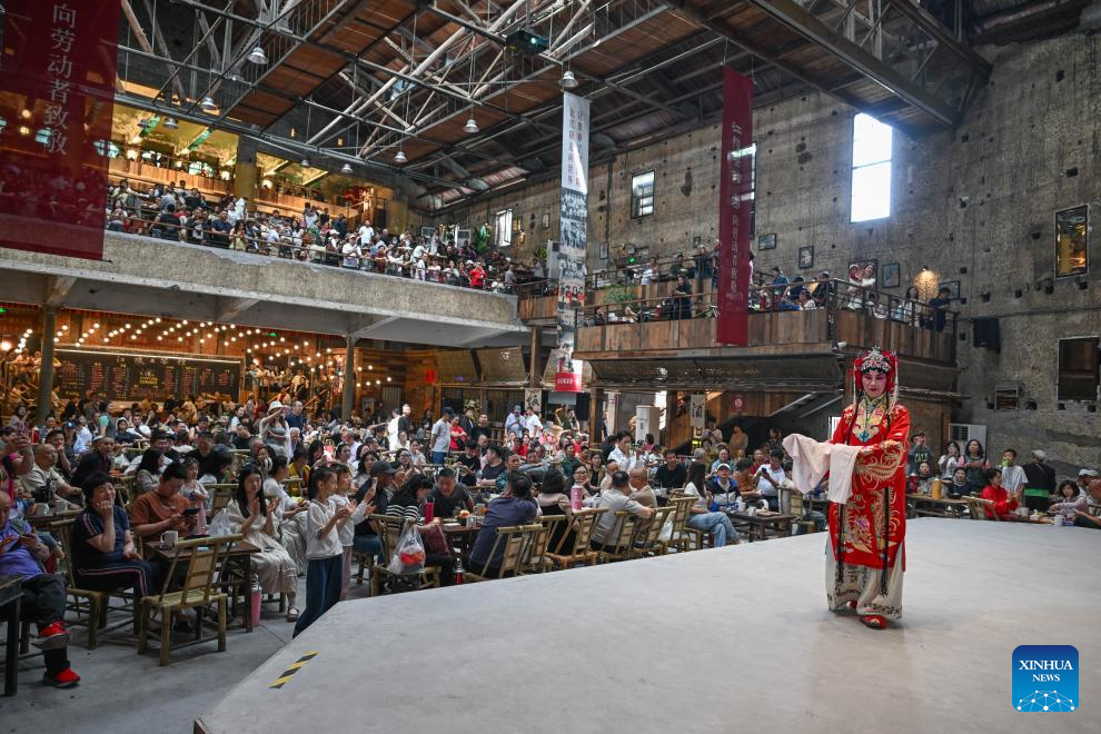 Persembahan Opera Peking di sebuah restoran teh di Chongqing, barat daya China, 10 Mei 2026. (Xinhua/Chen Cheng)