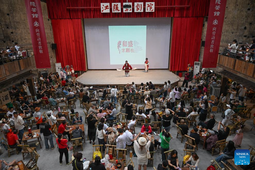 Persembahan Opera Peking di sebuah restoran teh di Chongqing, barat daya China, 10 Mei 2026. (Xinhua/Chen Cheng)