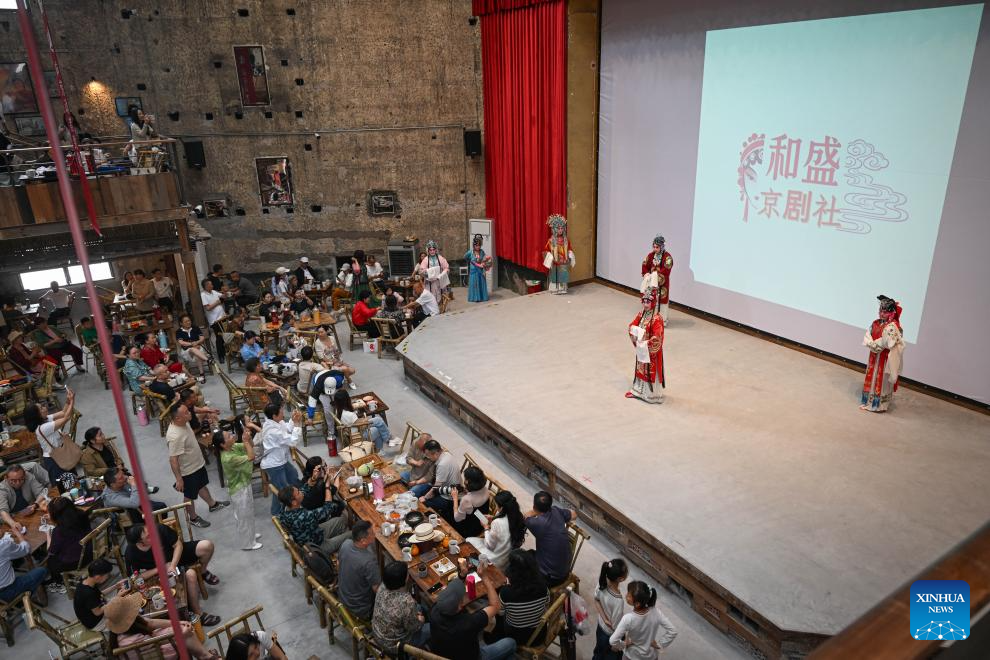 Persembahan Opera Peking di sebuah restoran teh di Chongqing, barat daya China, 10 Mei 2026. (Xinhua/Chen Cheng)