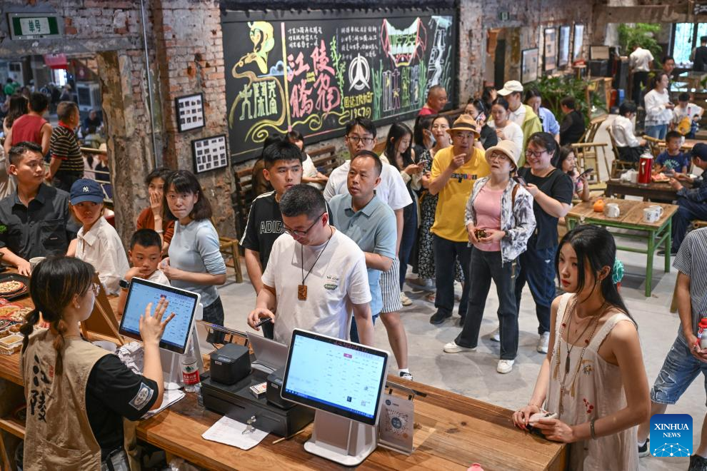 Orang berbaris untuk membeli minuman di sebuah restoran teh di Chongqing, barat daya China, 10 Mei 2026. (Xinhua/Chen Cheng)