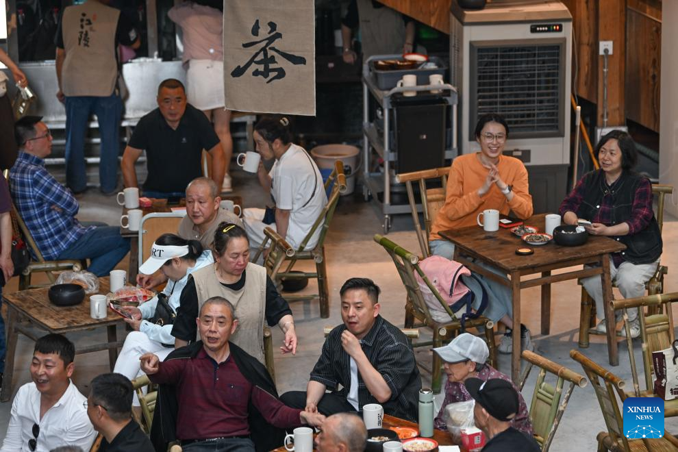 Orang menikmati masa santai di sebuah restoran teh di Chongqing, barat daya China, 10 Mei 2026. (Xinhua/Chen Cheng)