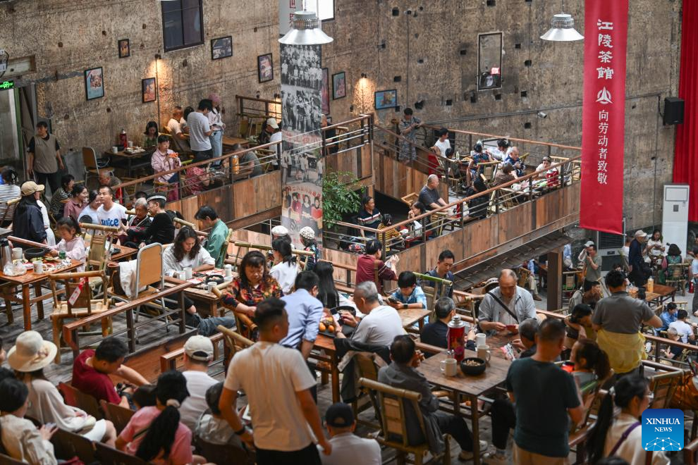 Orang menikmati masa santai di sebuah restoran teh di Chongqing, barat daya China, 10 Mei 2026. (Xinhua/Chen Cheng)