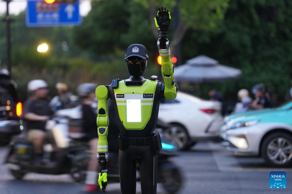 Sebuah robot pengurusan trafik pintar menjalankan tugas di satu persimpangan di kawasan komersial Hubin, Hangzhou, provinsi Zhejiang, timur China, 11 Mei 2026. (Xinhua/Huang Zongzhi)