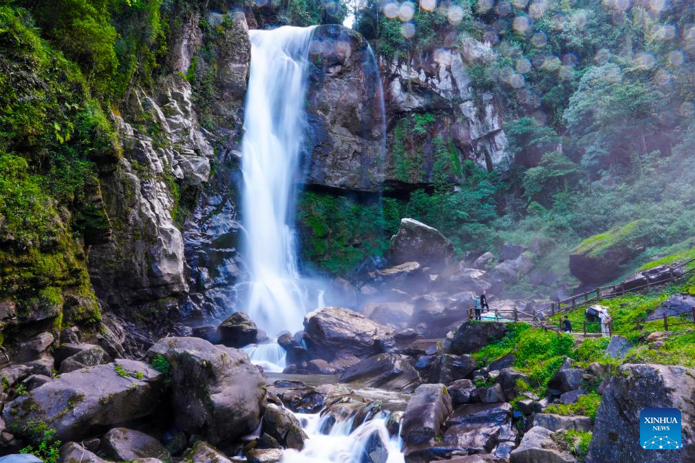 Foto menunjukkan pemandangan kawasan peranginan air terjun Ladeng di kaunti autonomi Miao, Yao dan Dai Jinping di provinsi Yunnan, barat daya China, 13 Mei 2026. (Xinhua/Chen Xinbo)