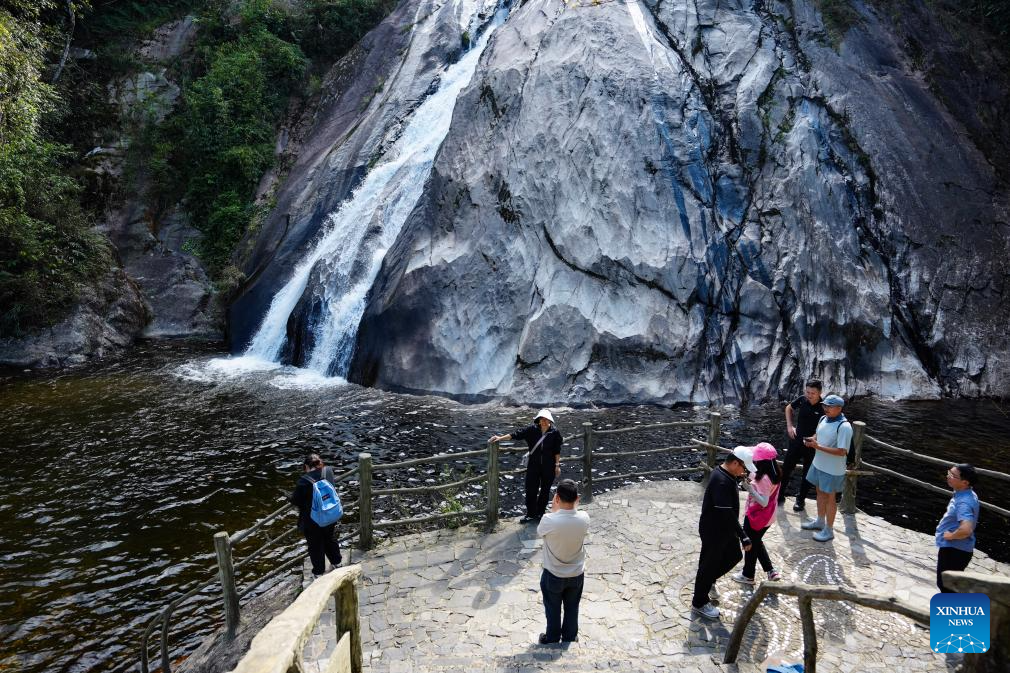 Pelancong melawat air terjun Biaoshuiyan di kaunti autonomi Miao, Yao dan Dai Jinping di provinsi Yunnan, barat daya China, 14 Mei 2026. (Xinhua/Chen Xinbo)