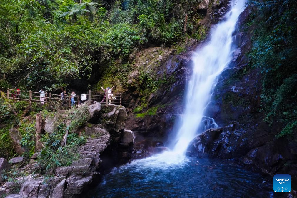 Pelancong melawat kawasan peranginan air terjun Ladeng di kaunti autonomi Miao, Yao dan Dai Jinping di provinsi Yunnan, barat daya China, 13 Mei 2026. (Xinhua/Chen Xinbo)