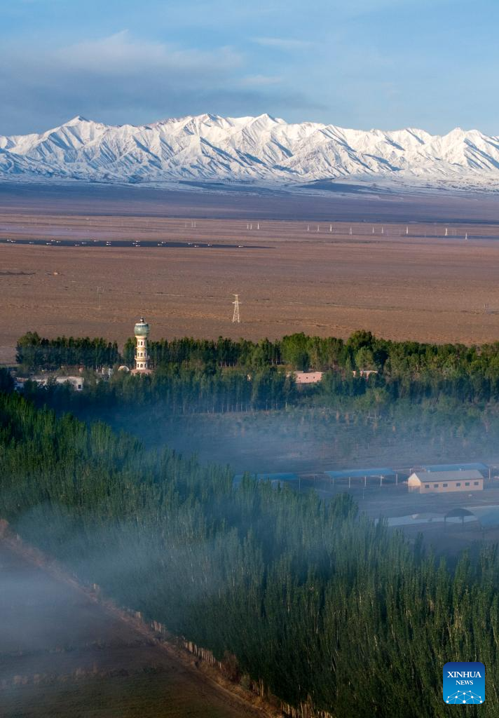 Foto dron yang diambil pada 14 Mei 2026 ini menunjukkan Gunung Altun dan sebuah kampung di kaunti autonomi Kazak Aksay di provinsi Gansu, barat laut China. (Foto oleh Gao Hongshan/Xinhua)