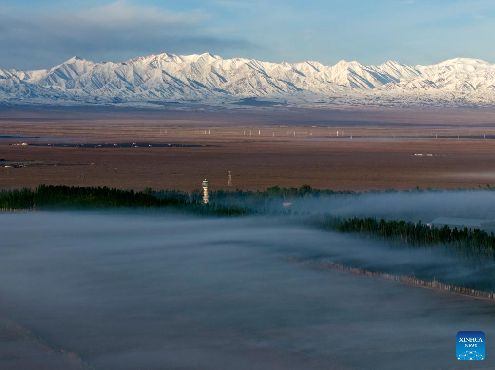 Foto dron yang diambil pada 14 Mei 2026 ini menunjukkan Gunung Altun dan sebuah kampung di kaunti autonomi Kazak Aksay di provinsi Gansu, barat laut China. (Foto oleh Gao Hongshan/Xinhua)