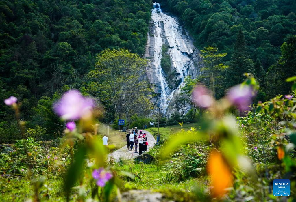 Pelancong melawat air terjun Biaoshuiyan di kaunti autonomi Miao, Yao dan Dai Jinping di provinsi Yunnan, barat daya China, 14 Mei 2026. (Xinhua/Chen Xinbo)