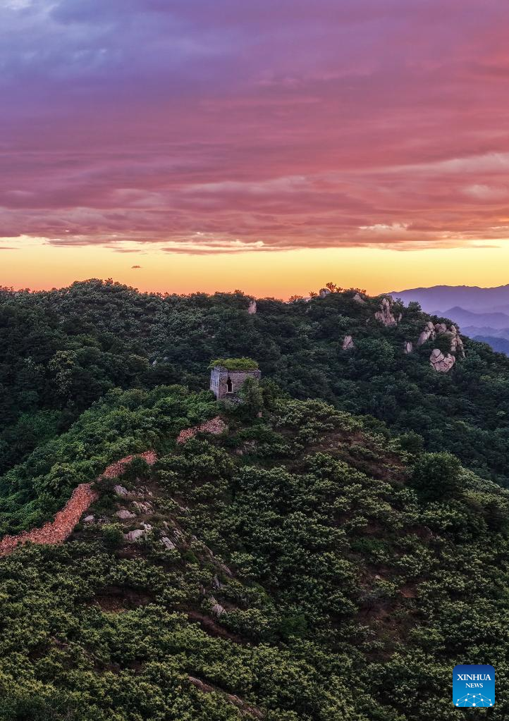 Foto dron yang diambil pada 6 Jun 2026 menunjukkan panorama di Tembok Besar ketika matahari terbenam, di bandar Zunhua, provinsi Hebei, utara China. (Foto oleh Liu Mancang/Xinhua)